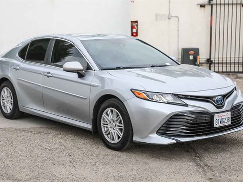 Used 2020 Toyota Camry LE image 3