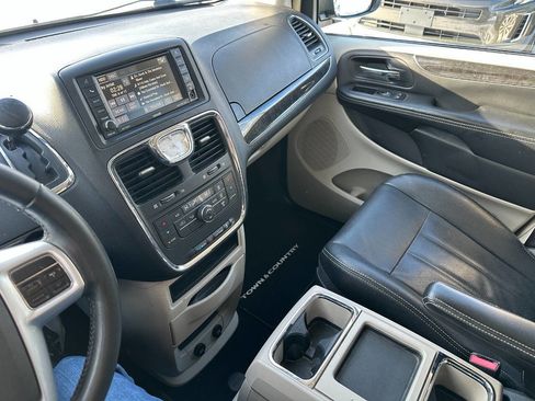 Used 2014 Chrysler Town & Country Touring-L image 23