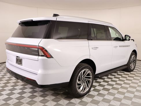 New 2026 Lincoln Navigator Premiere AWD/4WD image 21