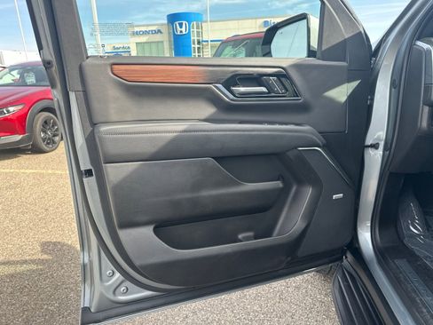 Used 2025 GMC Yukon XL Denali AWD/4WD image 16