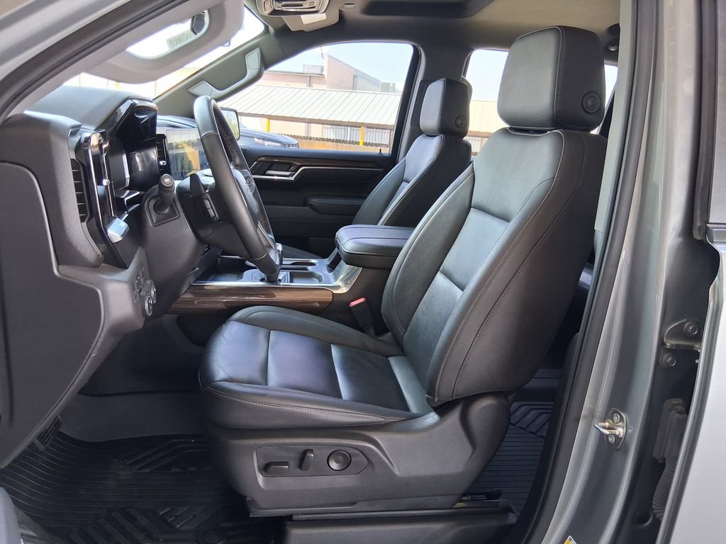 Used 2025 Chevrolet Silverado 1500 LT Trail Boss w/ Convenience Package II AWD/4WD image 19