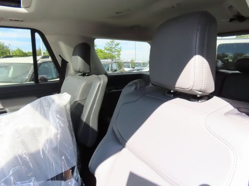 New 2025 Ford Expedition Active image 19