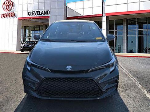 Used 2025 Toyota Corolla SE image 3