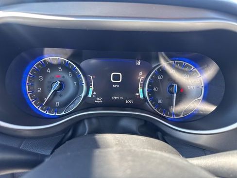 Certified 2023 Chrysler Pacifica Touring-L image 18