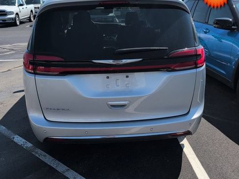 Used 2024 Chrysler Pacifica Touring-L FWD image 3