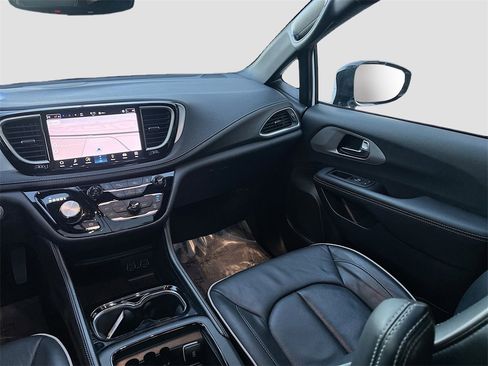 Used 2025 Chrysler Pacifica Limited image 25