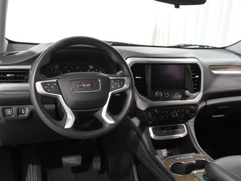 Used 2023 GMC Acadia SLE image 6