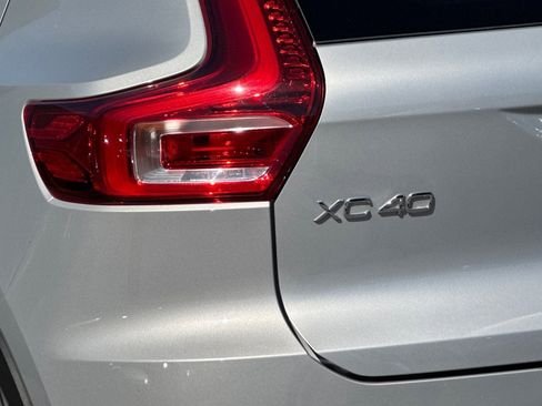 Certified 2025 Volvo XC40 B5 Core image 13