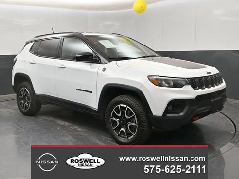 Used 2025 Jeep Compass Trailhawk AWD/4WD image 1