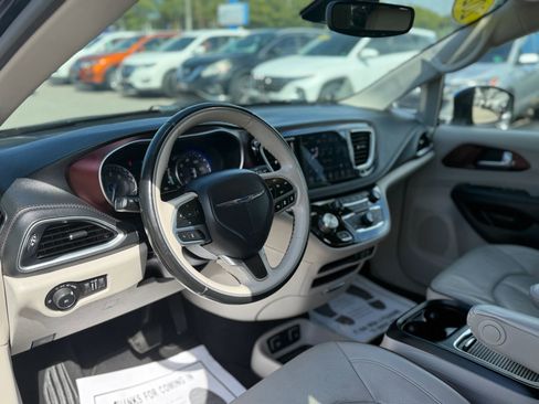 Used 2020 Chrysler Pacifica Limited w/ Advanced Safetytec Group image 18