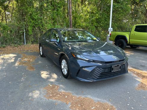 Used 2025 Toyota Camry LE w/ Convenience Package image 6