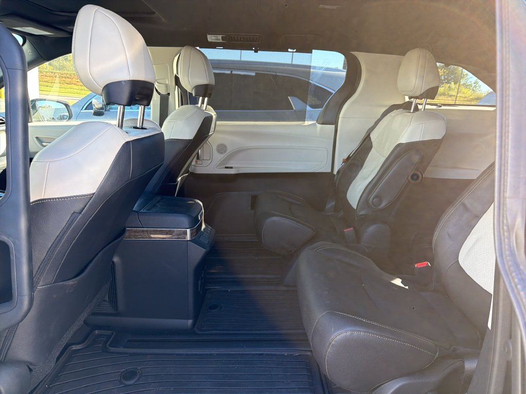 Used 2025 Toyota Sienna Platinum AWD/4WD image 29
