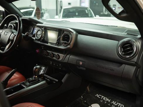 Used 2018 Toyota Tacoma TRD Sport image 10