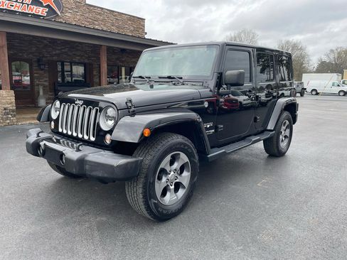 Used 2018 Jeep Wrangler Unlimited Sahara w/ Connectivity Group AWD/4WD image 2