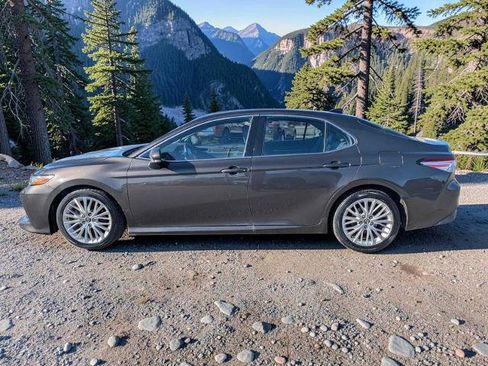 Used 2018 Toyota Camry XLE FWD image 3