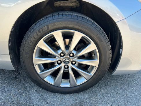 Used 2017 Toyota Camry XLE FWD image 10
