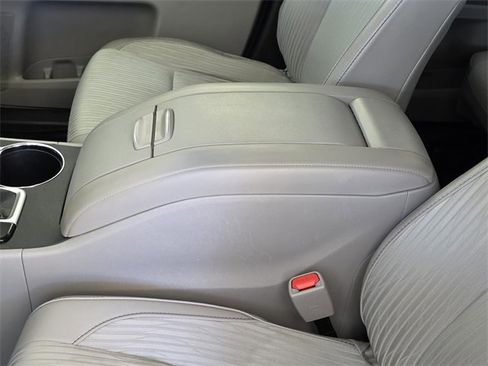 Used 2018 Toyota Highlander LE image 8