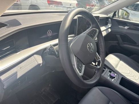 Used 2025 Volkswagen Tiguan SE w/ Panoramic Sunroof Package AWD/4WD image 16