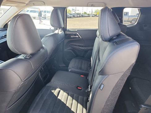 Used 2024 Mitsubishi Outlander SE image 12