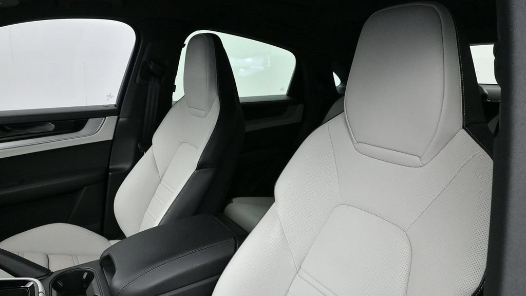 Certified 2025 Porsche Cayenne Coupe AWD/4WD image 4
