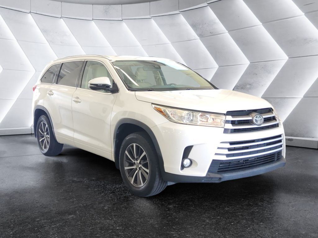 Used 2017 Toyota Highlander XLE w/ Carpet Mat Package AWD/4WD image 1