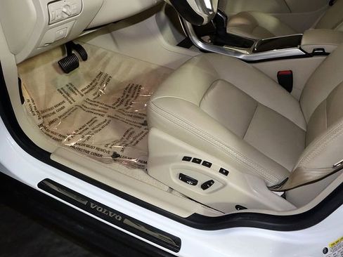 Used 2015 Volvo XC70 T6 w/ Proximity Package image 25