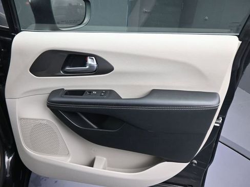 Used 2023 Chrysler Pacifica Touring-L FWD image 20