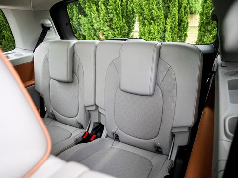 Used 2025 Volkswagen ID. Buzz 1st Edition RWD image 32