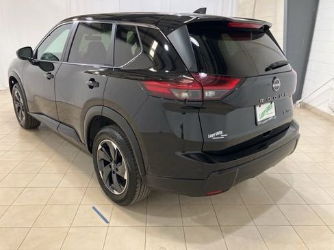 Used 2024 Nissan Rogue SV image 3