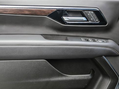 Used 2025 Chevrolet Suburban Premier image 22