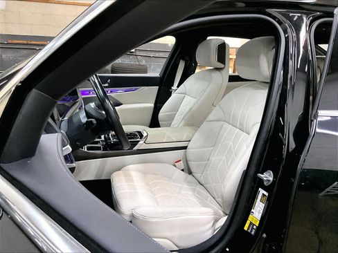 Used 2024 BMW i7 xDrive60 w/ Executive Package AWD/4WD image 27