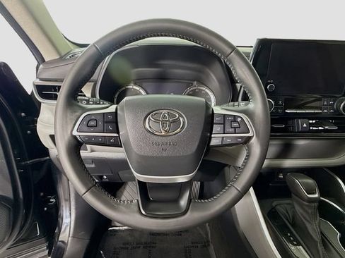 Used 2023 Toyota Highlander LE FWD image 11