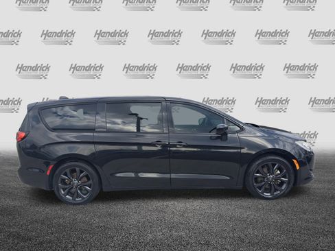 Used 2019 Chrysler Pacifica Touring Plus w/ S Appearance Package image 10