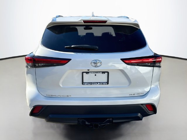 Used 2021 Toyota Highlander XLE AWD/4WD image 6
