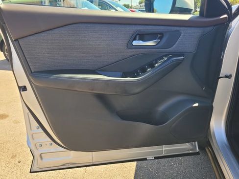 Used 2023 Nissan Rogue SV FWD image 16