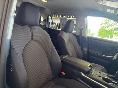 Used 2022 Toyota Highlander LE AWD/4WD image 31