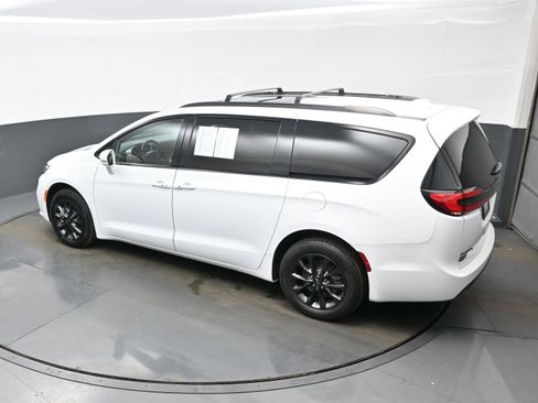 Used 2021 Chrysler Pacifica Touring-L w/ Uconnect Theater Family Group image 36