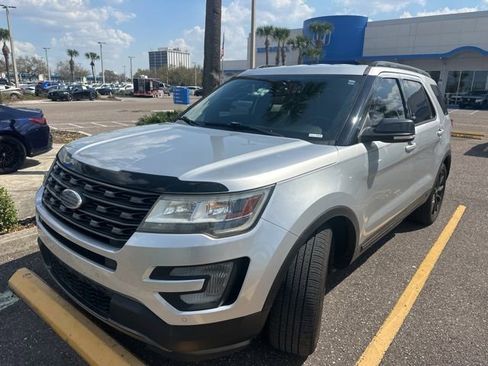 Used 2017 Ford Explorer XLT w/ Equipment Group 202A image 4