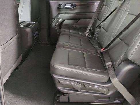 Used 2025 Chevrolet Suburban Z71 image 24