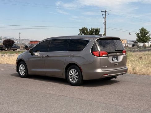 Used 2017 Chrysler Pacifica Touring w/ Tire & Wheel Group FWD image 3