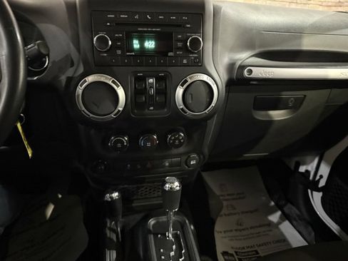 Used 2018 Jeep Wrangler Unlimited Sahara w/ Connectivity Group image 19