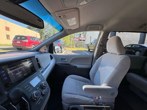 Used 2016 Toyota Sienna LE image 24