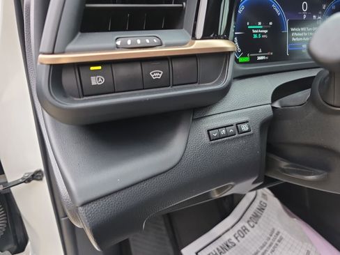 Used 2023 Toyota Crown XLE image 11