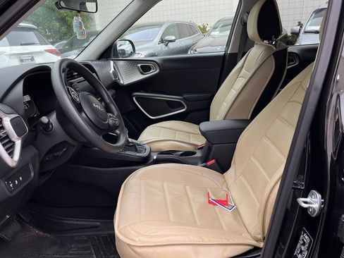 Used 2023 Kia Soul LX w/ LX Technology Package FWD image 3