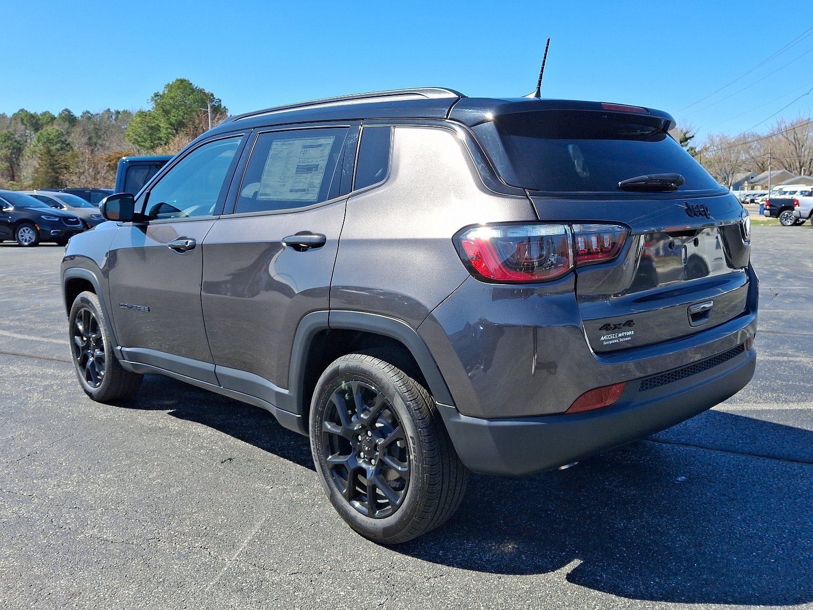 Used 2024 Jeep Compass Latitude w/ Convenience Group AWD/4WD image 4