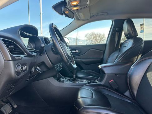 Used 2019 Jeep Cherokee Trailhawk w/ Cold Weather Group image 26