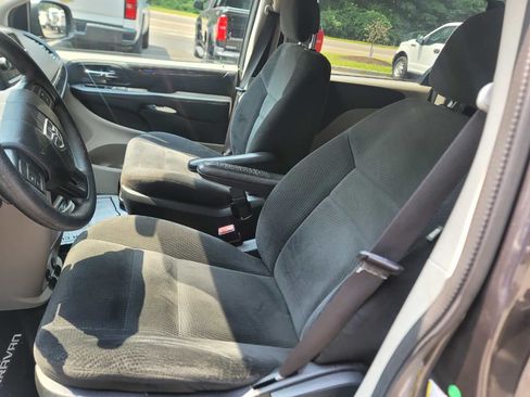 Used 2017 Dodge Grand Caravan SE FWD image 5