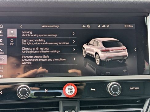 Certified 2025 Porsche Macan image 18