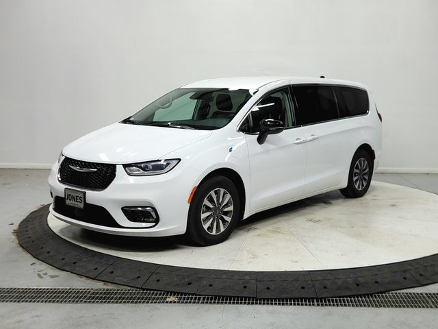 Used 2024 Chrysler Pacifica Limited FWD image 4