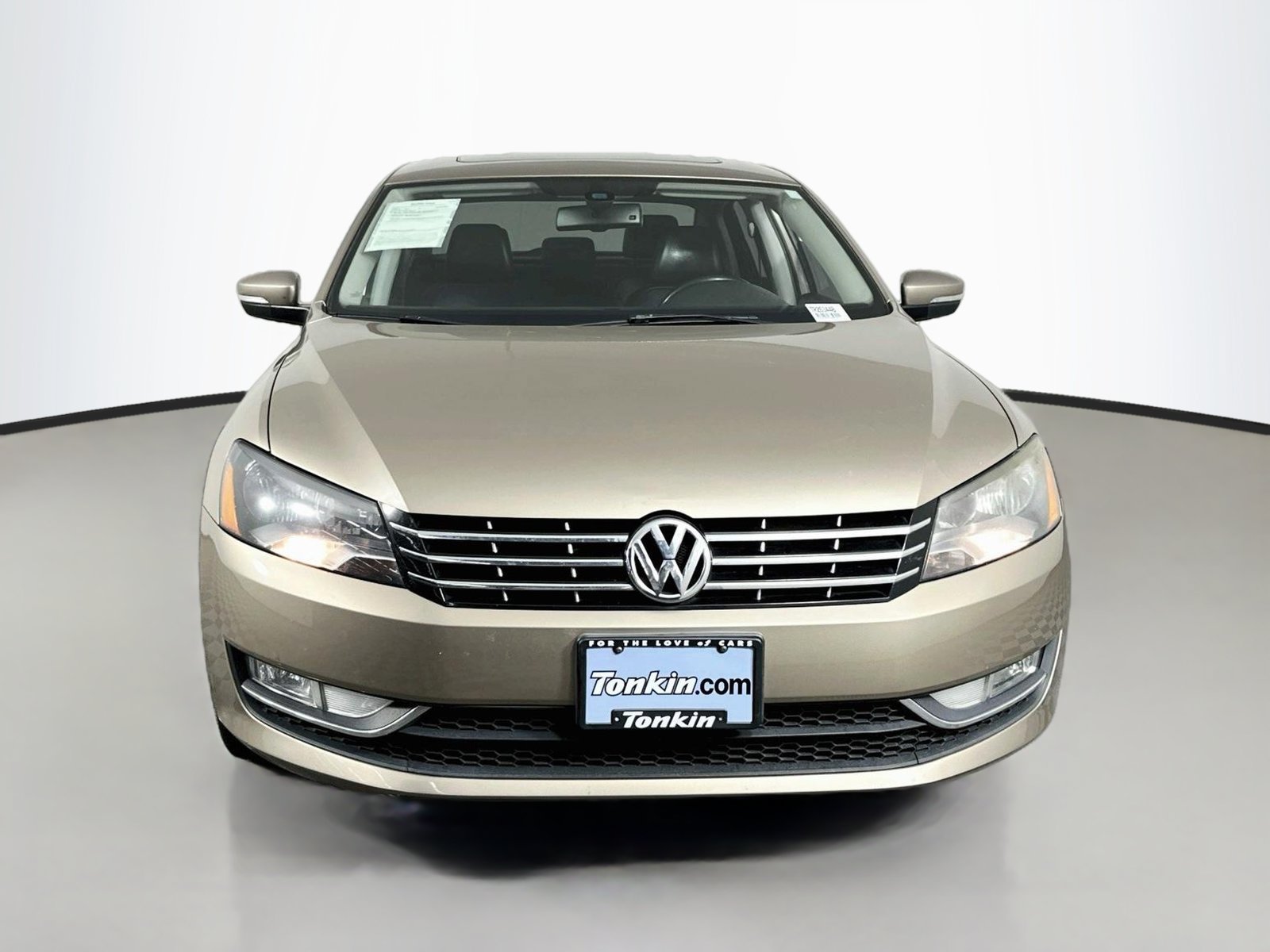 Used 2015 Volkswagen Passat TDI SEL Premium FWD image 2